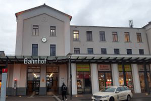 der Bahnhof