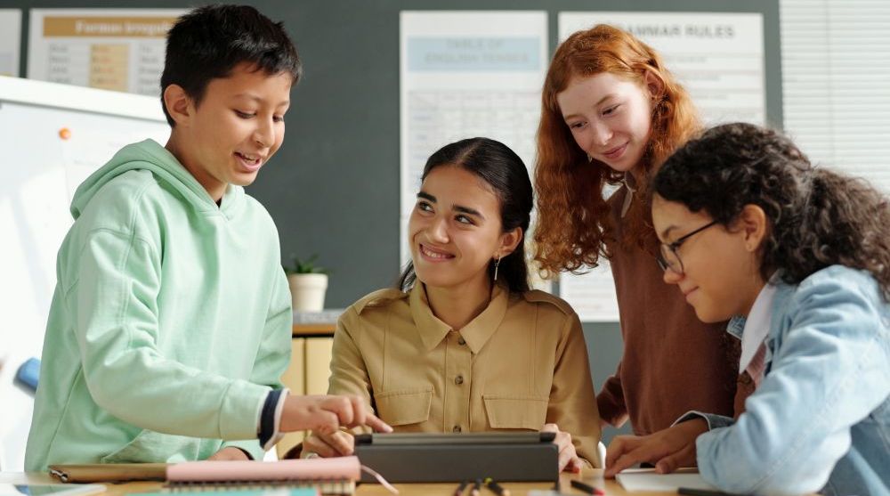 Jugendliche unterschiedlicher Herkunft in einer Arbeitsgruppe mit Laptop